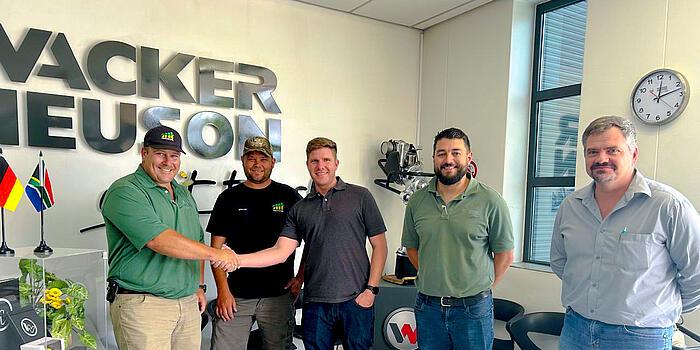 New Wacker Neuson dealer Hekson shaking hands with Wacker Neuson team