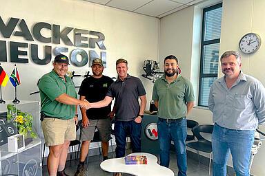 New Wacker Neuson dealer Hekson shaking hands with Wacker Neuson team
