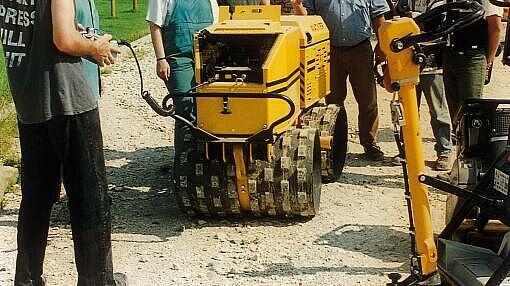 Premier rouleau universel à direction articulée RT820 en application.