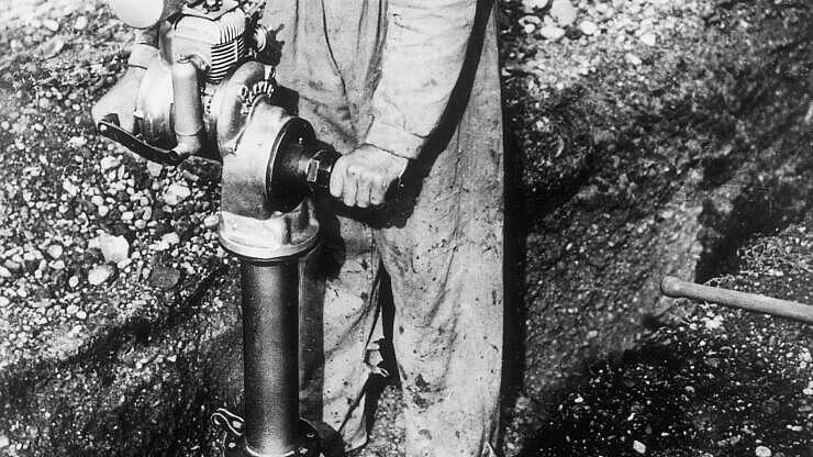 Pilonneuse historique avec moteur à combustion en utilisation.