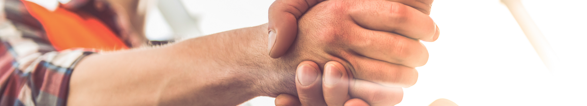 Poignée de main sur un chantier.