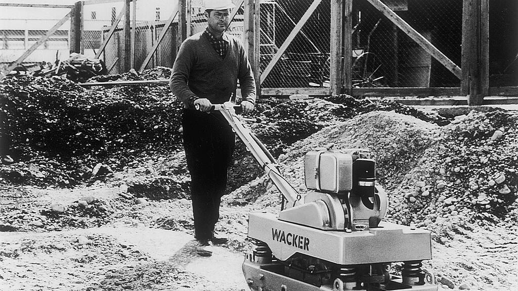 Première plaque vibrante réversible DVU en utilisation.