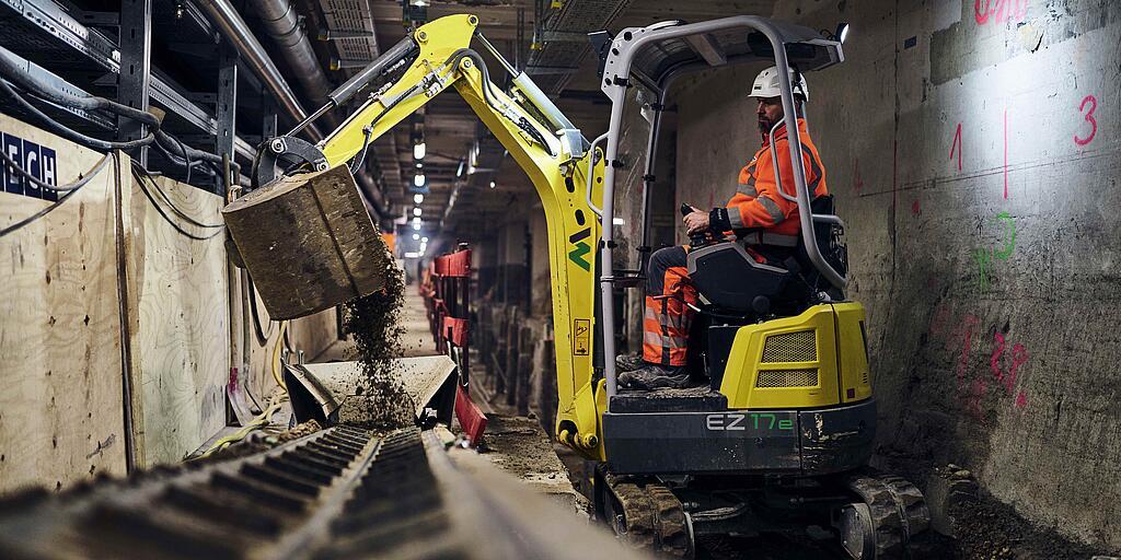 Une pelleteuse électrique en action