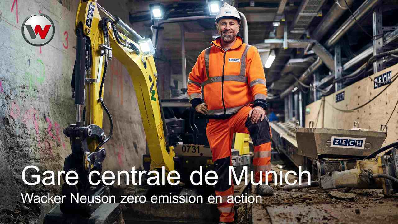 Un homme debout sur un chantier à la gare centrale de Munich