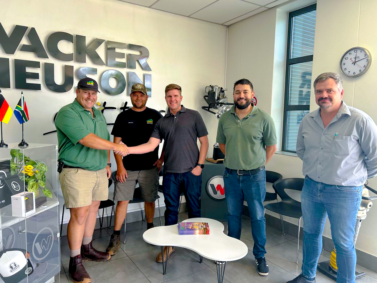 New Wacker Neuson dealer Hekson shaking hands with Wacker Neuson team
